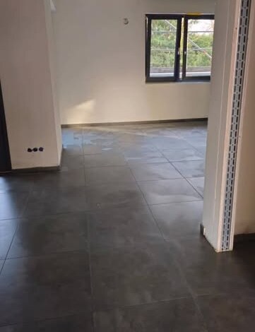Wohnbereich mit dunklen Großformatfliesen – Knittlingen