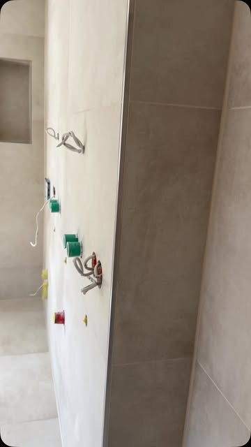 Wandfliesen mit Nische im Rohbauzustand